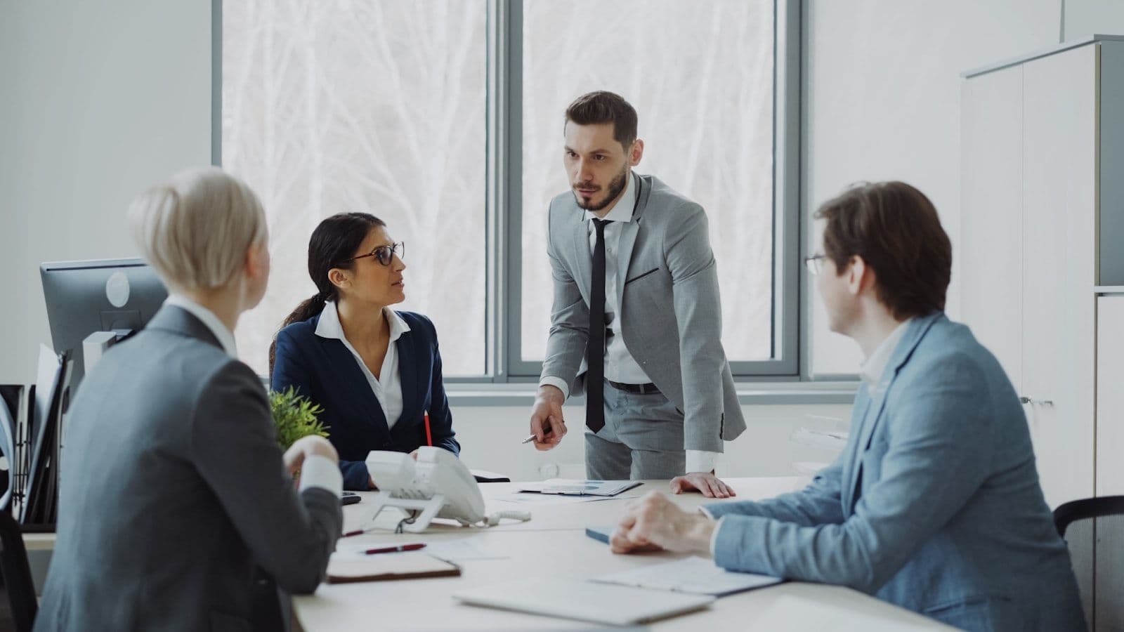 Reunião de executivos ao redor de uma mesa